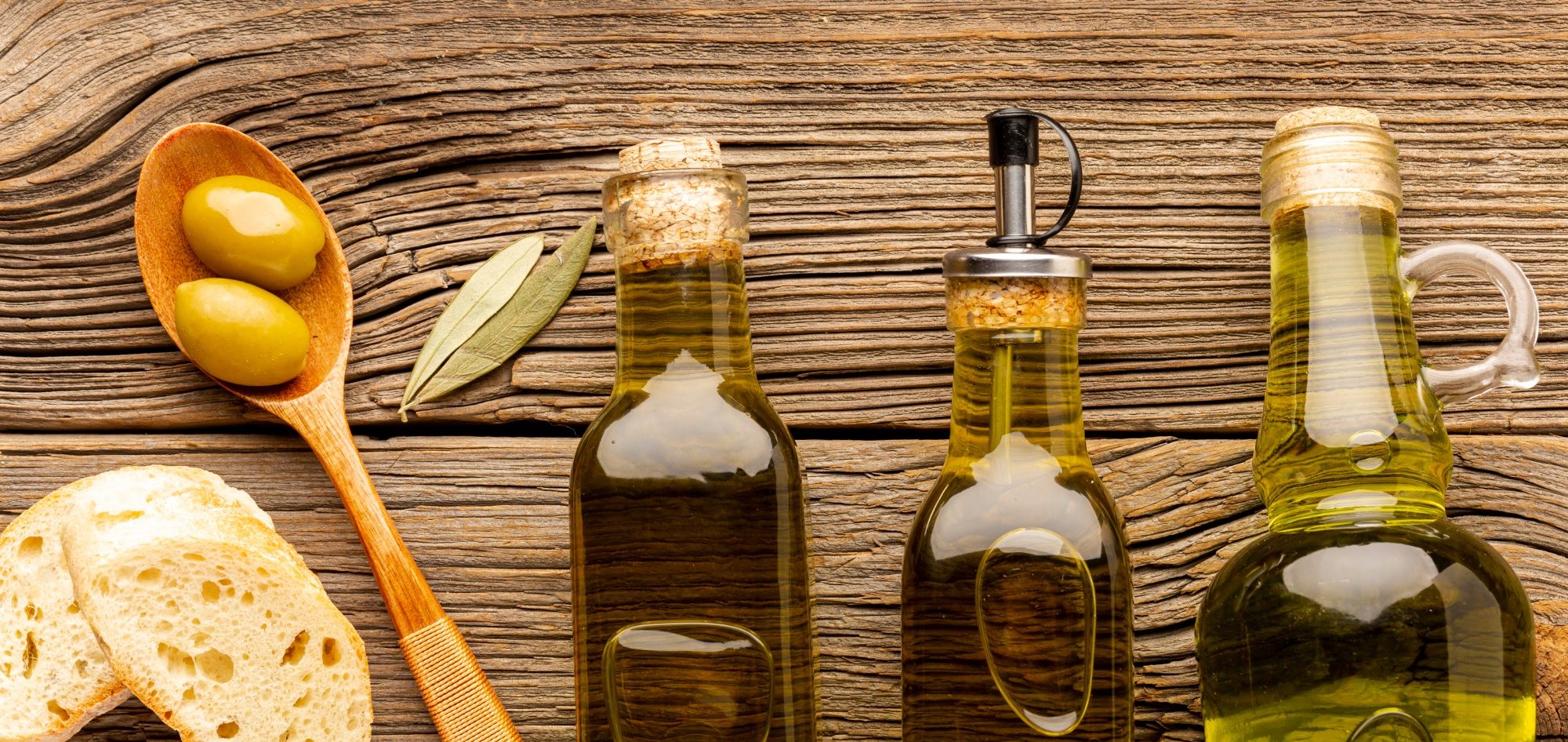 Botellas de aceite Oliva sobre mesa